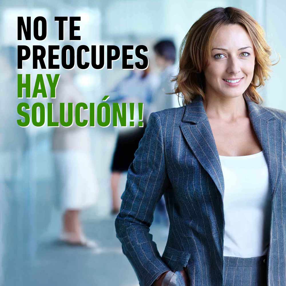 Abogados para cancelar deudas en Barcelona: abogada sonriente en la oficina junto al mensaje «No te preocupes, hay solución»